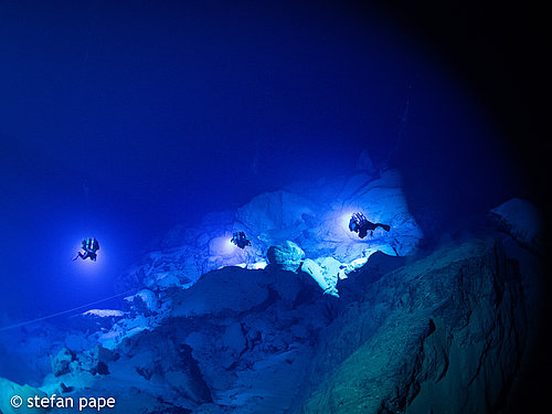Standbild aus dem Film Desert Cave Diving -  A Journey into Infinity