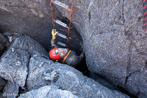 Standbild aus dem Film Desert Cave Diving -  A Journey into Infinity