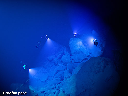 Standbild aus dem Film Desert Cave Diving -  A Journey into Infinity