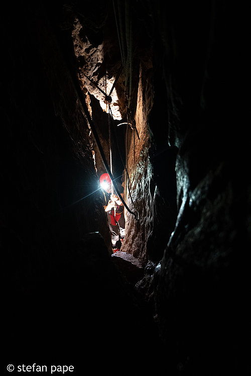 Standbild aus dem Film Desert Cave Diving -  A Journey into Infinity