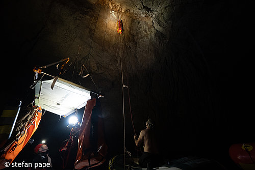 Standbild aus dem Film Desert Cave Diving -  A Journey into Infinity