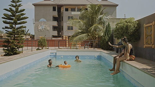 Standbild aus dem Film Familiar Places