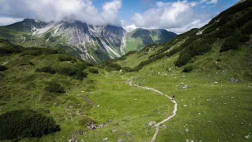 Standbild aus dem Film Running Via Alpina